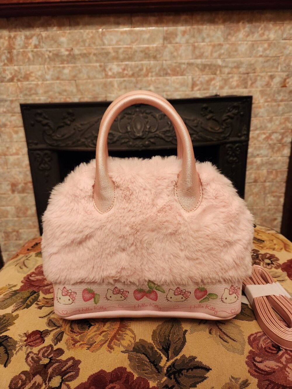 Hello Kitty pink strawberry faux fur bag - Picture 2 of 7